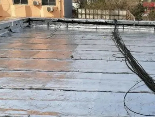 临高卫生间漏水维修公司分享下临高屋面楼顶防水刚性防水层施工要点。